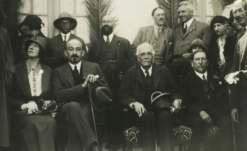 Chaim Weizmann, Arthur Balfour dan Nahum Sokolow mendukung aspirasi Zionis.